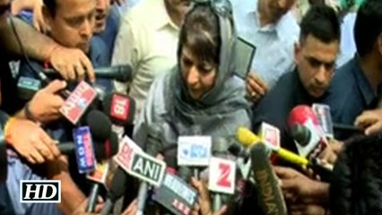 Mehbooba meets Modi, stresses on Kashmir dialogue