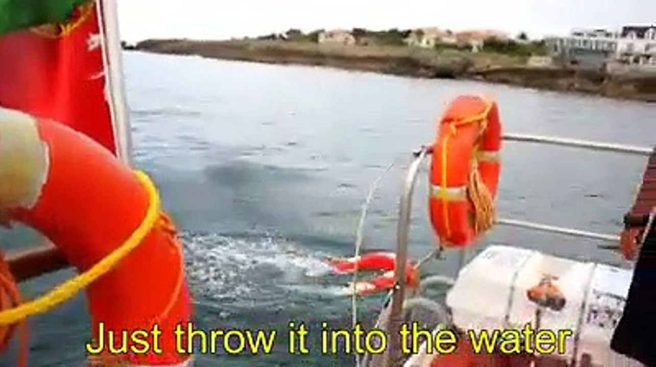 Cette bouée de sauvetage avance dans l'eau jusqu'aux victimes