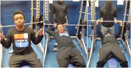 Levantamento de 85kg no supino termina com jovem a passar por um momento constrangedor