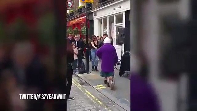 Cette mamie squatte une fête de jeunes et danse avec eux