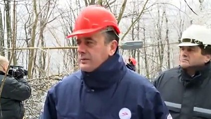 En pleine interview cet homme est frappé par un bloc de glace, sauvé par son casque
