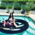 Sofia Vergara brinca com touro insuflável na piscina