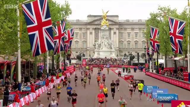 Ce marathonien abandonne sa course pour aider un athlète exténué - Marathon de Londres