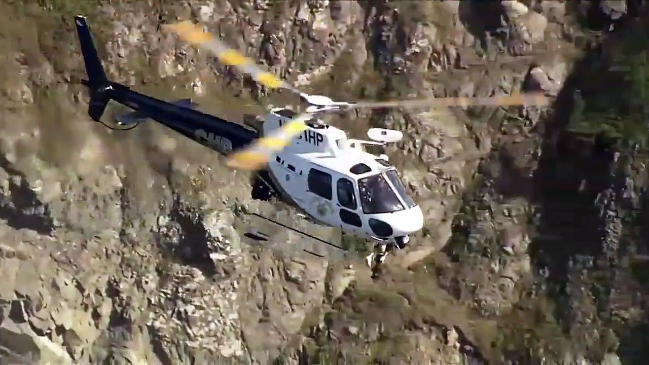 Intervention pour sauver un homme qui s'accroche à une falaise escarpée sur la mer