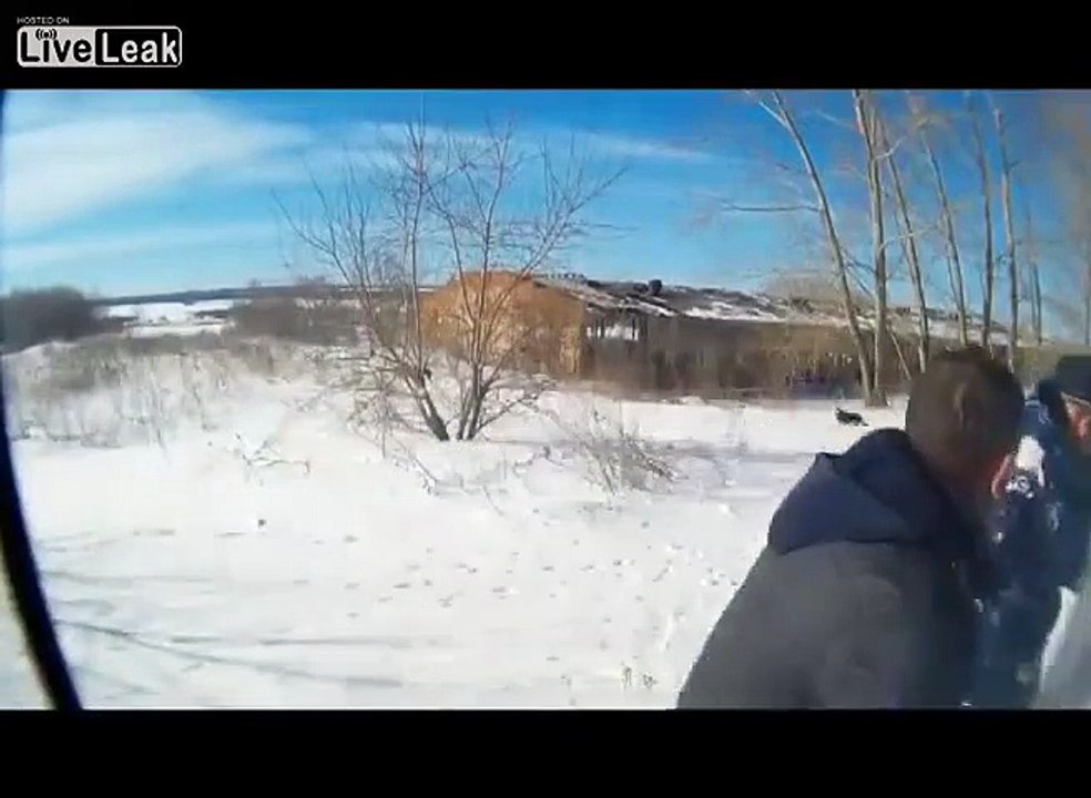 Dangereux d'attendre le bus en russie Fauché par une voiture