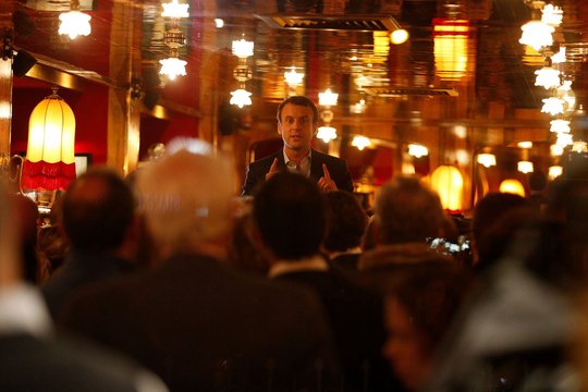 Macron à la Rotonde: Je n'ai pas de leçon à recevoir du petit milieu parisien