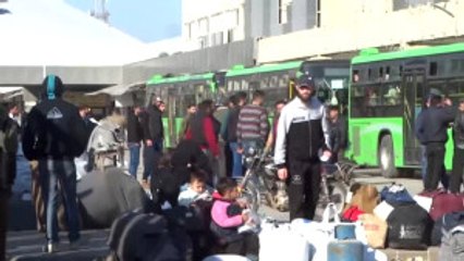 Suriye'de Rejim Kuşatmasındaki Vaer'den Tahliyeler Sürüyor