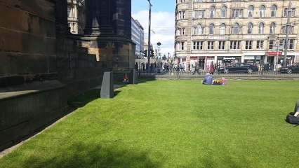 Οι Σκωτσέζοι απολαμβάνουν τον ήλιο