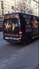Un enfant totalement distrait finit par heurter la vitrine d'un restaurant