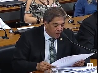 Político brasileiro deixa fugir os dentes