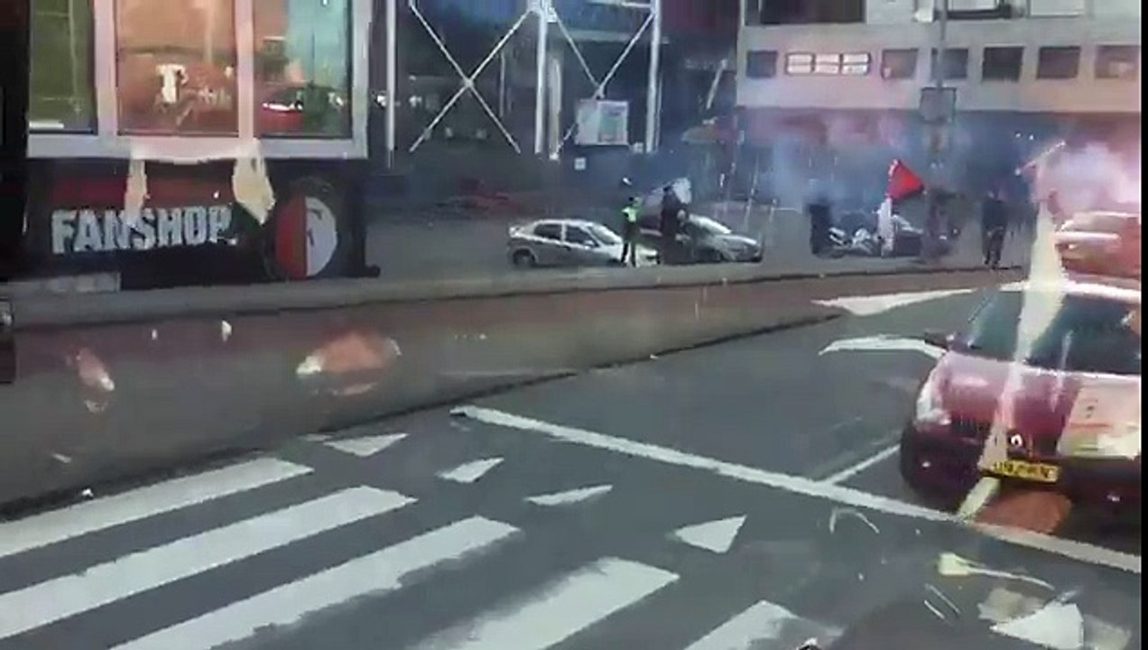 Fou : les fans de Feyenoord accueillent leur éq...