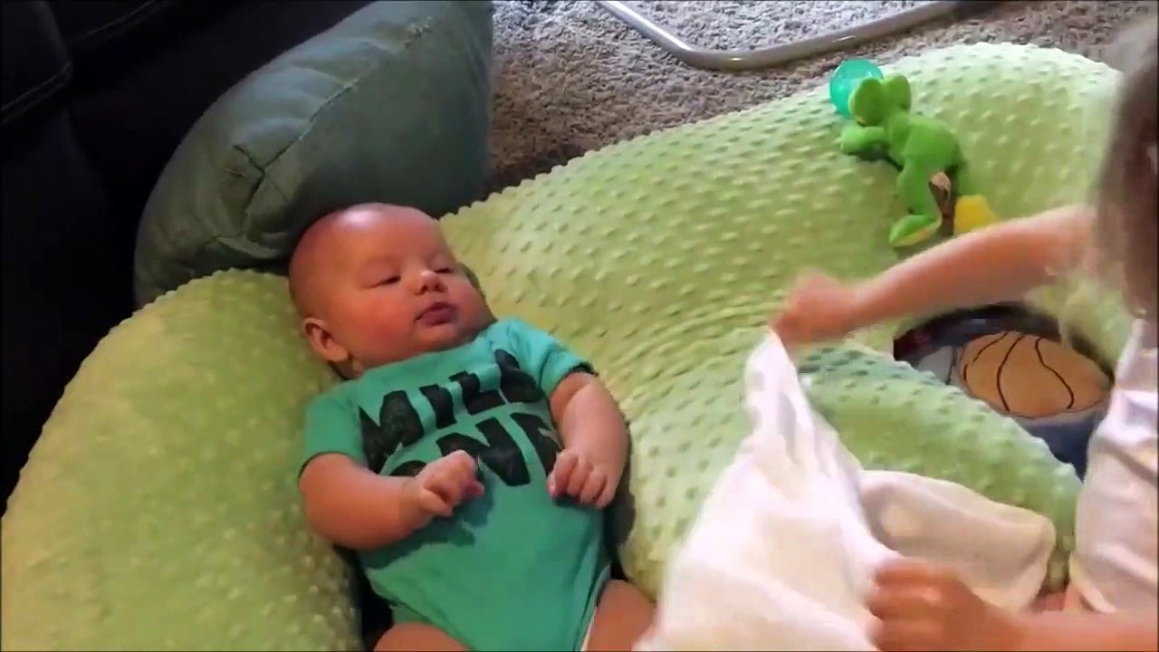 Cette petite fille joue déjà aux mamans avec son petit frère