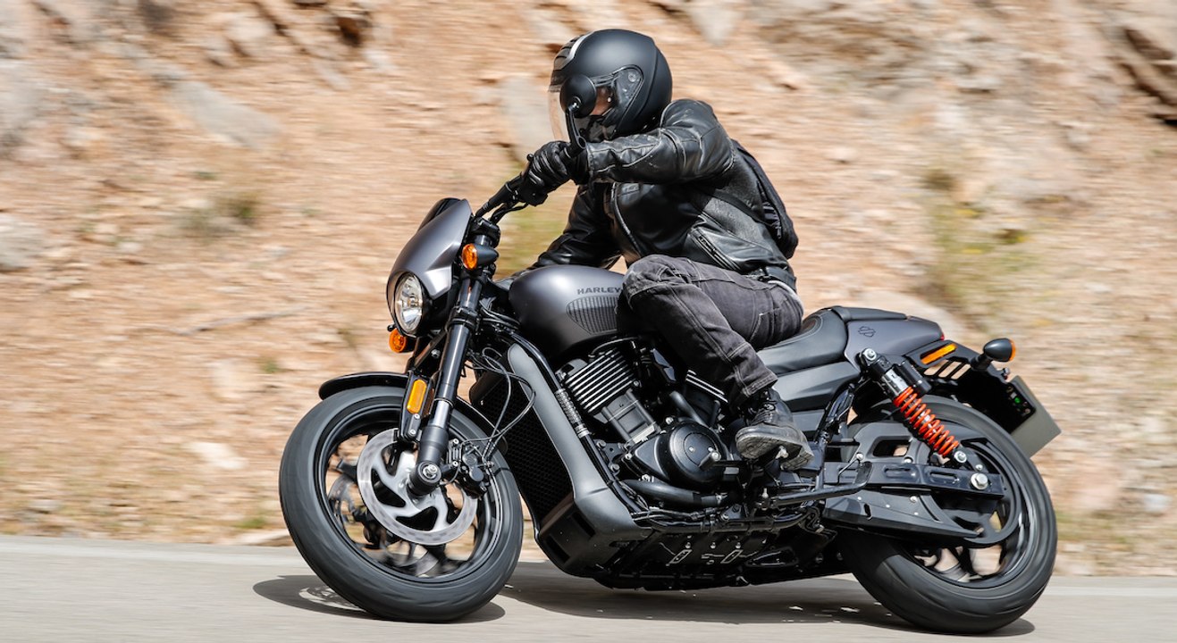 Harley-Davidson STREET ROD 750 ESSAI AUTO-MOTO.com