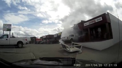 Foncer en 4x4 dans un magasin... Bel accident !