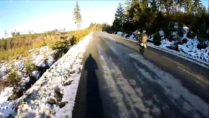 Wheelie en moto sur la glace... FAIL ! Gros malin...