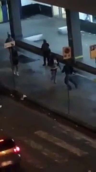 NAPOLI. RAGAZZO VS TRANS - La rissa in strada