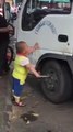 Ce gamin menace un camion avec un couteau !