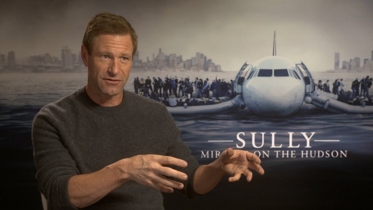Aaron Eckhart on 'fanboying' over Tom Hanks and filming the water landing in Sully