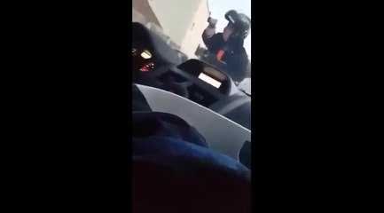 Un policier en civile dégaine son arme lors d'un contrôle.