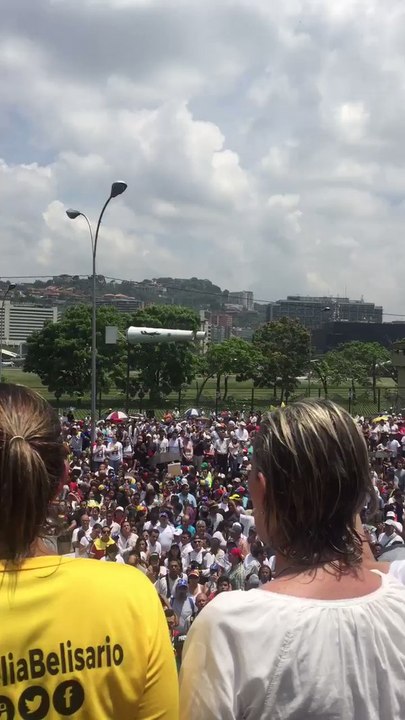 Thousands Sing Venezuelan National Anthem in Caracas Streets