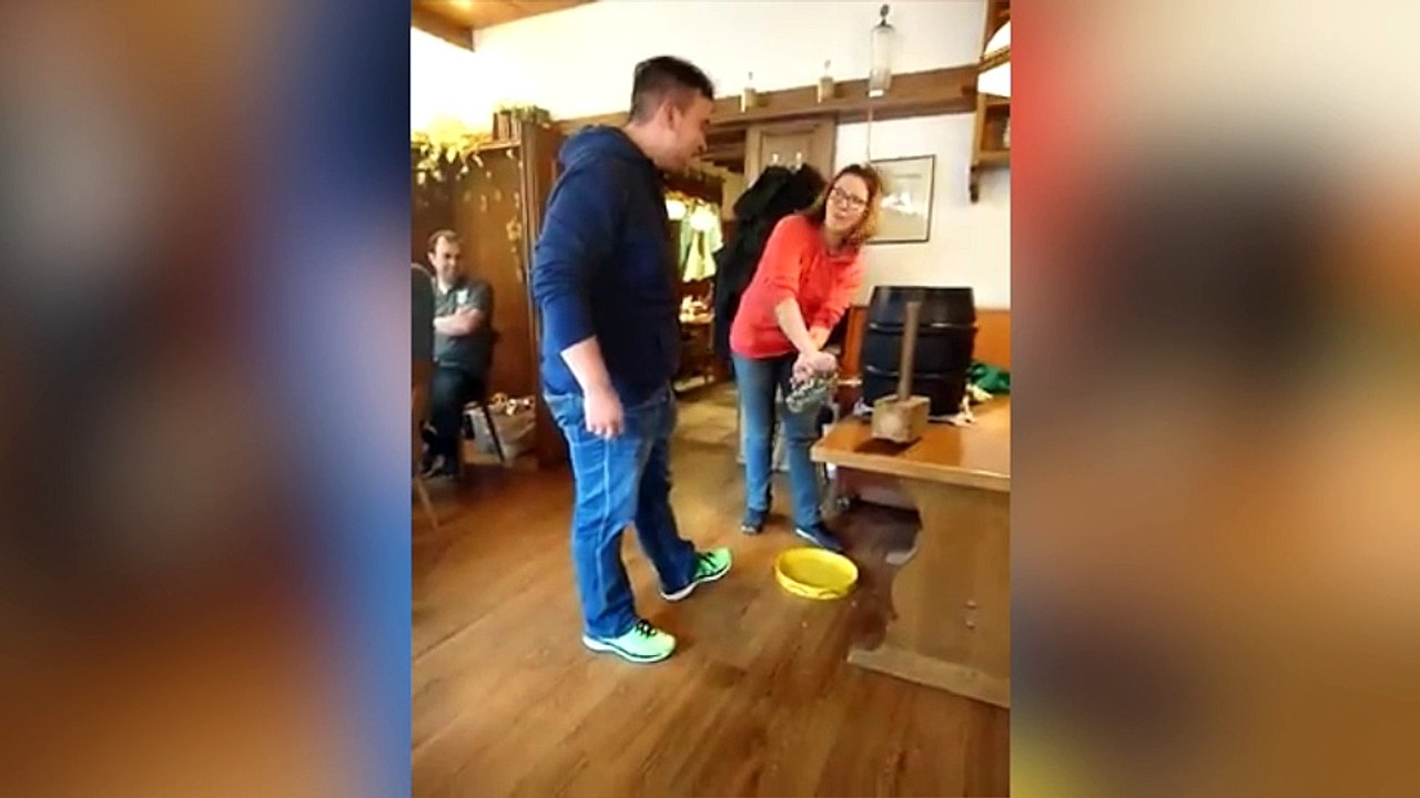 L'ouverture d'un fût de bière ne se passe pas du tout comme prévu !