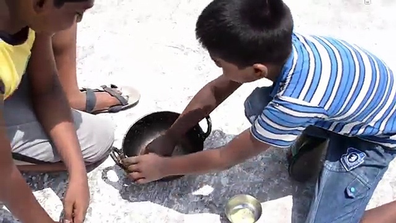 Kids cooking eggs with the heat of Sun