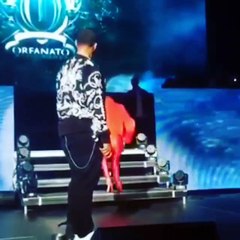 Ivy besa a Don OMAR en pleno Concierto