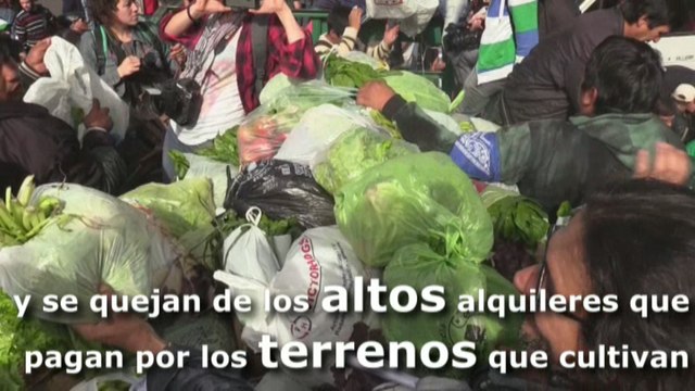 Agricultores regalan verduras durante protesta por acceso a tierras en Argentina