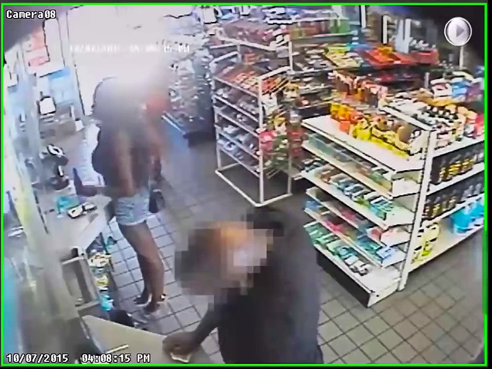 Deux femmes essayent d'abuser sexuellement un homme dans une épicerie