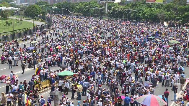 Venezuelan anti-Maduro protesters block roadways