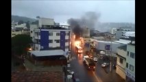 Carro pega fogo no meio de avenida em Cachoeiro de Itapemirim