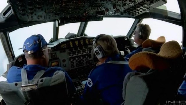 Llega avion caza huracanes