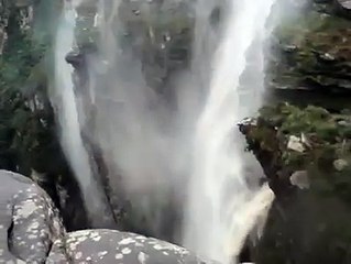 A cachoeira que cai até a metade e depois voltava para cima!