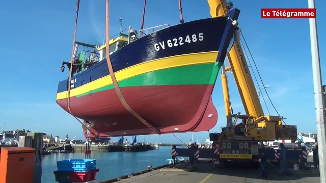 Le Guilvinec (29). Opérations de remise à l’eau du Narval III
