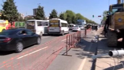 Maltepe Sahilde Devrilen Direk Otomobilin İçerisine Girdi