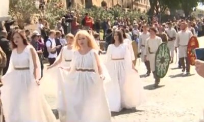 Parade Kostum Meriahkan Hari Jadi Roma ke-2770