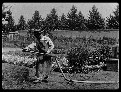 1895影史上的第一部喜剧片 水浇园丁(1895)