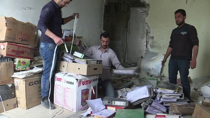 Voluntarios intentan salvar la universidad de Mosul