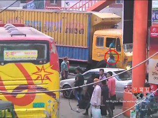 সদরঘাটে লঞ্চ থেকে নেমেই হয়রানির শিকার যাত্রীরা