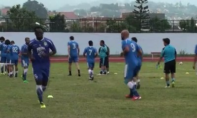 Belum Bisa Menang, Pelatih Persib Dikritik Bobotoh