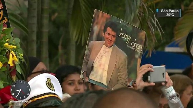 Parentes, amigos e fãs se despedem do cantor Jerry Adriani