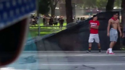 Ces jeunes tentent de rentrer dans ce festival sans payer...