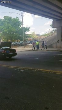 Il veut intervenir sur une grosse bagarre entre 2 automobiliste et oublie de mettre son freine à main... Oups