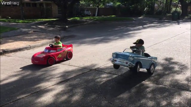 Voiture de course VS voiture de collection... Papa a du gonfler le moteur!