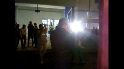 VEZI CA E RAZIE A MILITIEI PRIN ORAS...