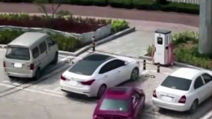 Cina, il parcheggio tutto da ridere
