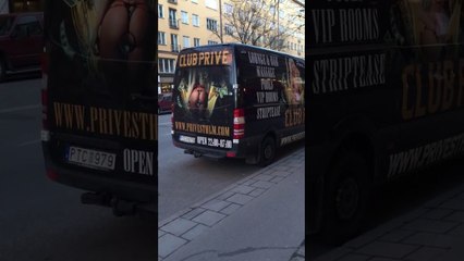 Un enfant à vélo est déconcentré par une pub