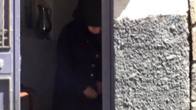 Suriyeli Kadının Ellerini, Ayaklarını Bağlayıp Gasp Ettiler