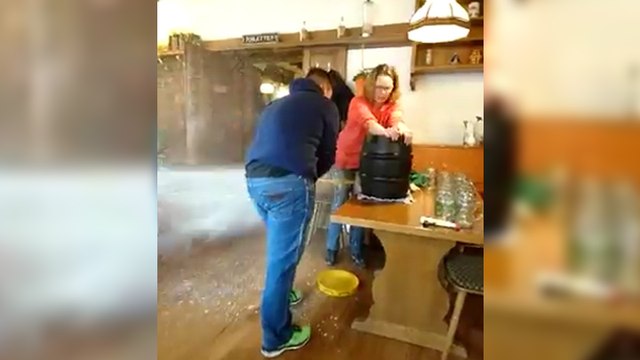 Il se loupe en essayant d'ouvrir un fût de bière