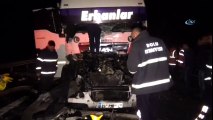 Kaza Yapan Tırda Sıkışan Sürücü Ağır Yaralandı